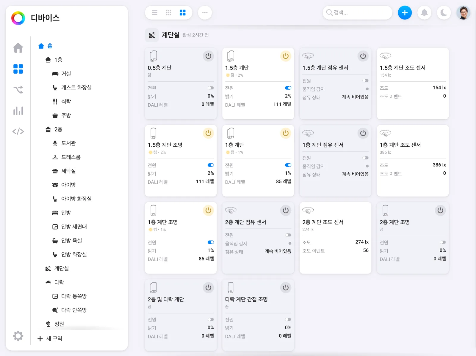 Homey 계단실 화면 — 취침 후 계단 조명이 1~2% 밝기로 남아 있는 실제 상태
